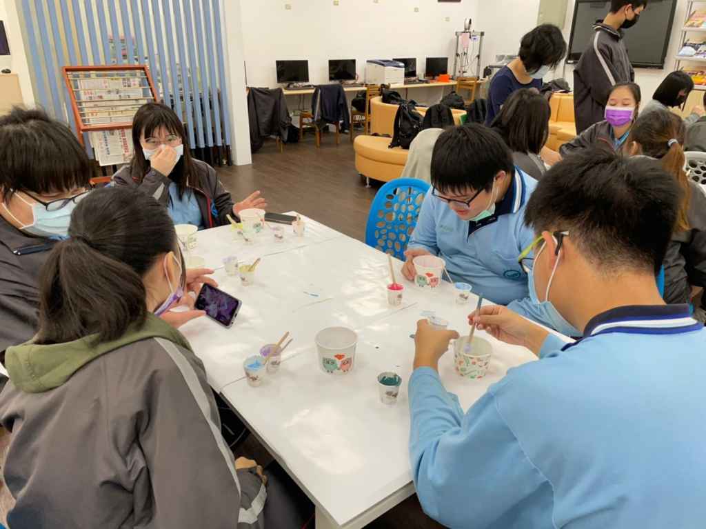 110/12/8圖書館舉辦手作擴香石杯墊研習