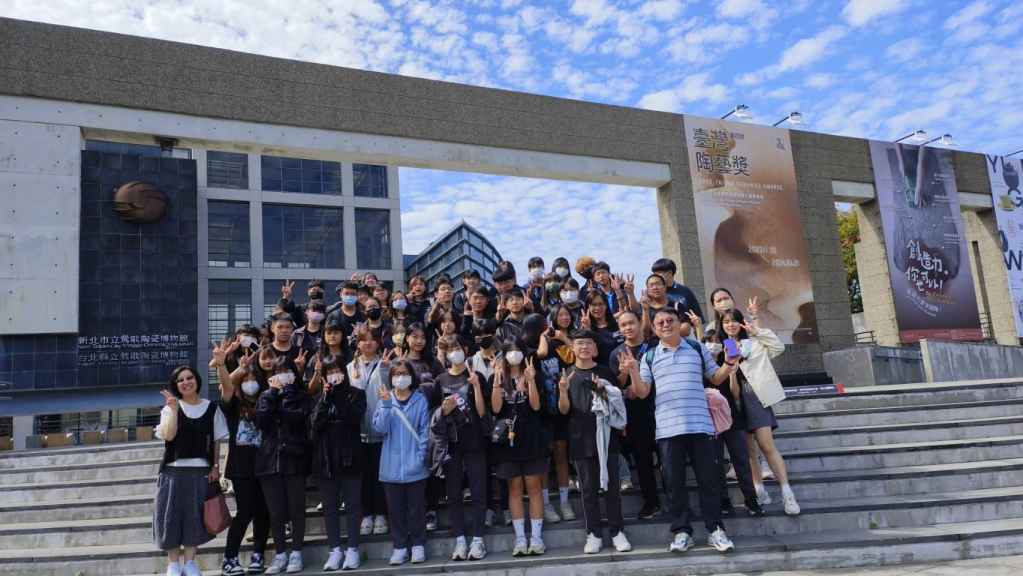 1121109觀光科二、三年級推動青年綠色旅遊專案計畫-參觀新北市立鶯歌陶瓷博物館